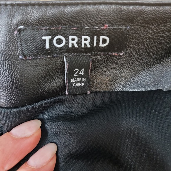 Torrid Knee Length Flare Skirt Plus Skater Black  Studded Novelty Print Birds - Picture 9 of 16